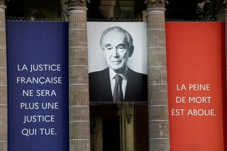 Robert BADINTER rentre au Panthéon