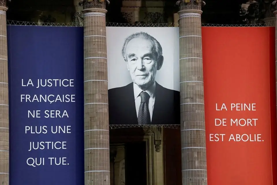 Robert BADINTER rentre au Panthéon